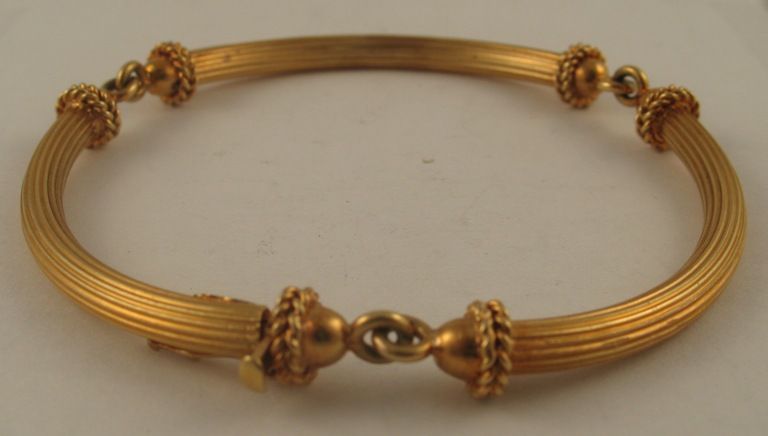 Classy Vintage 18kt Yellow Gold Bangle Bracelet  