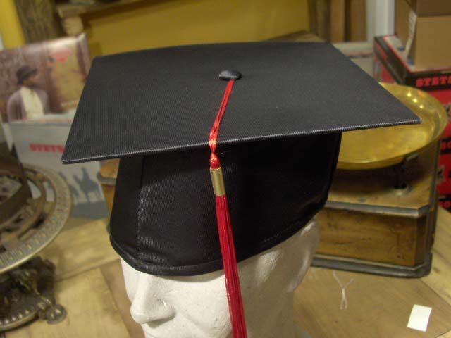 cappello da laurea tocco tesi di laurea università B  