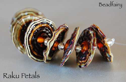 http//www.beadfairy.de/auktionen/raku petals4