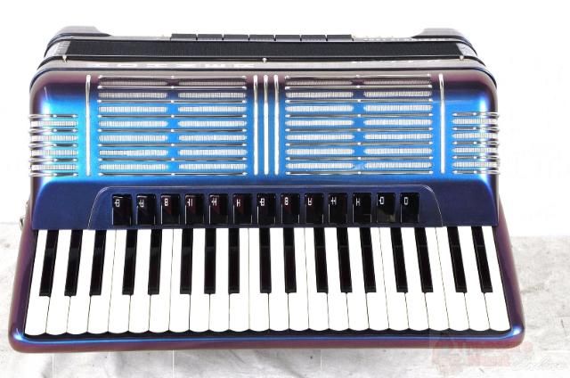 Hohner Morino IV 120 Bass Slavko Avsenik Retro Piano Accordion, Black 