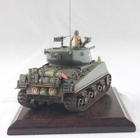 Built 135 US Sherman M 4 Jumbo with Figures Tamiya  