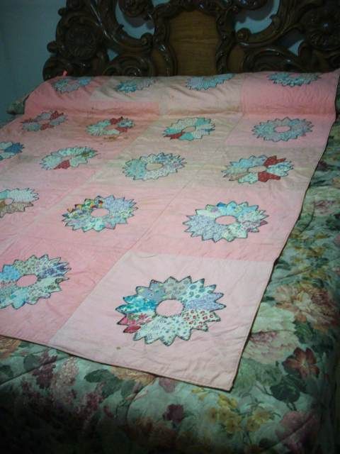 FAB VINTAGE H. APPLIQUED DRESDEN PLATE QUILT w/WEAR #E17  