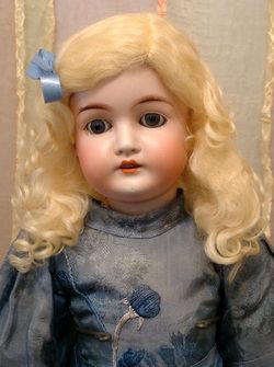 26 QUEEN LOUISE ANTIQUE DOLL in BEAUTIFUL BLUE BROCADE DRESS $1 No 