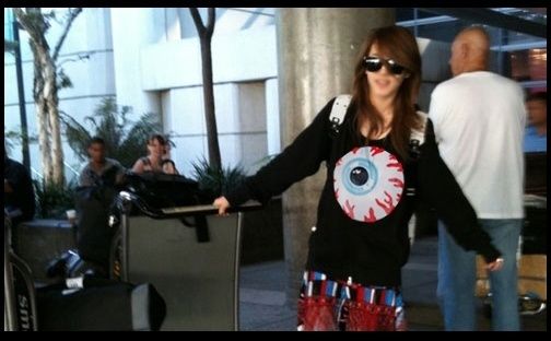 Kpop 2NE1 New big eye pattern T shirts+ free gift 2ne1 socks  