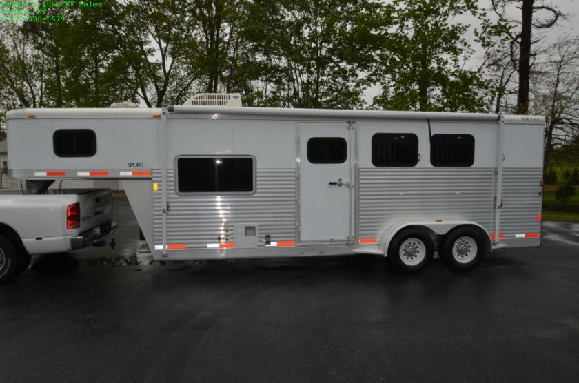   UNIVERSAL EXISS SPORT ES307 THREE HORSE TRAILER W/ LIVING QUARTERS