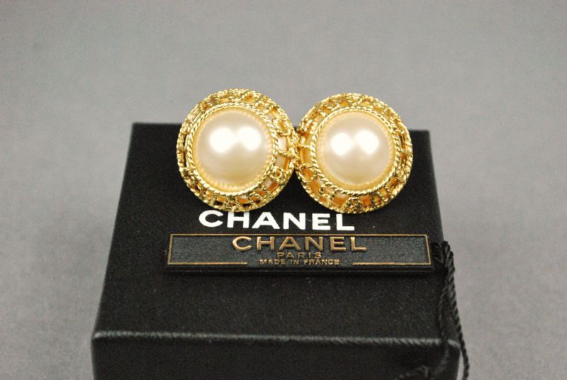 Auth CHANEL CC Faux Pearl Gold Tone Clip on Earrings 94  