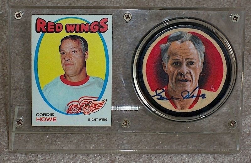 GORDIE HOWE Signed RED WINGS PUCK & CARD DISPLAY w/COA  