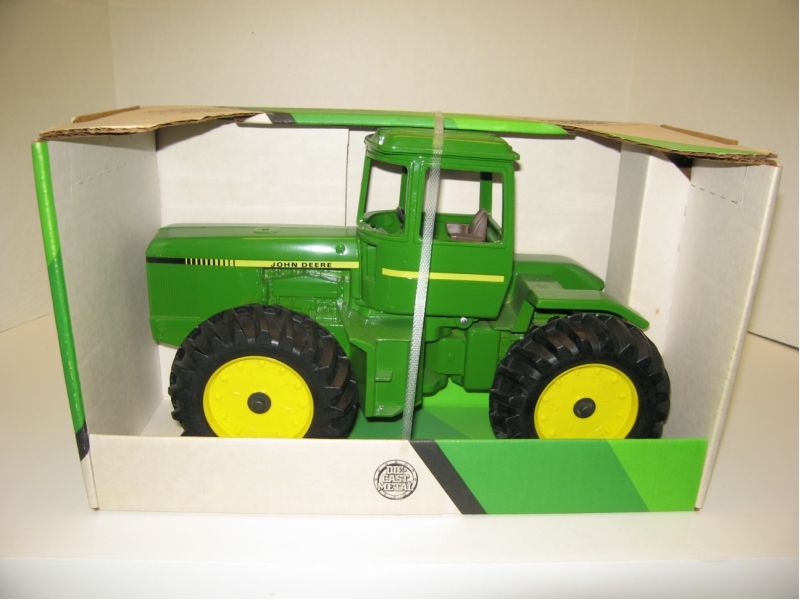 Up for sale is a 1/16 JOHN DEERE 8640 with wide singles. Brand new in 